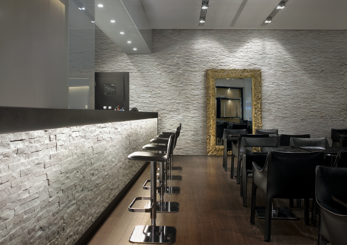 Bar-restaurant avec carrelage mural effet pierre naturelle blanche. - Inspirations Iperceramica