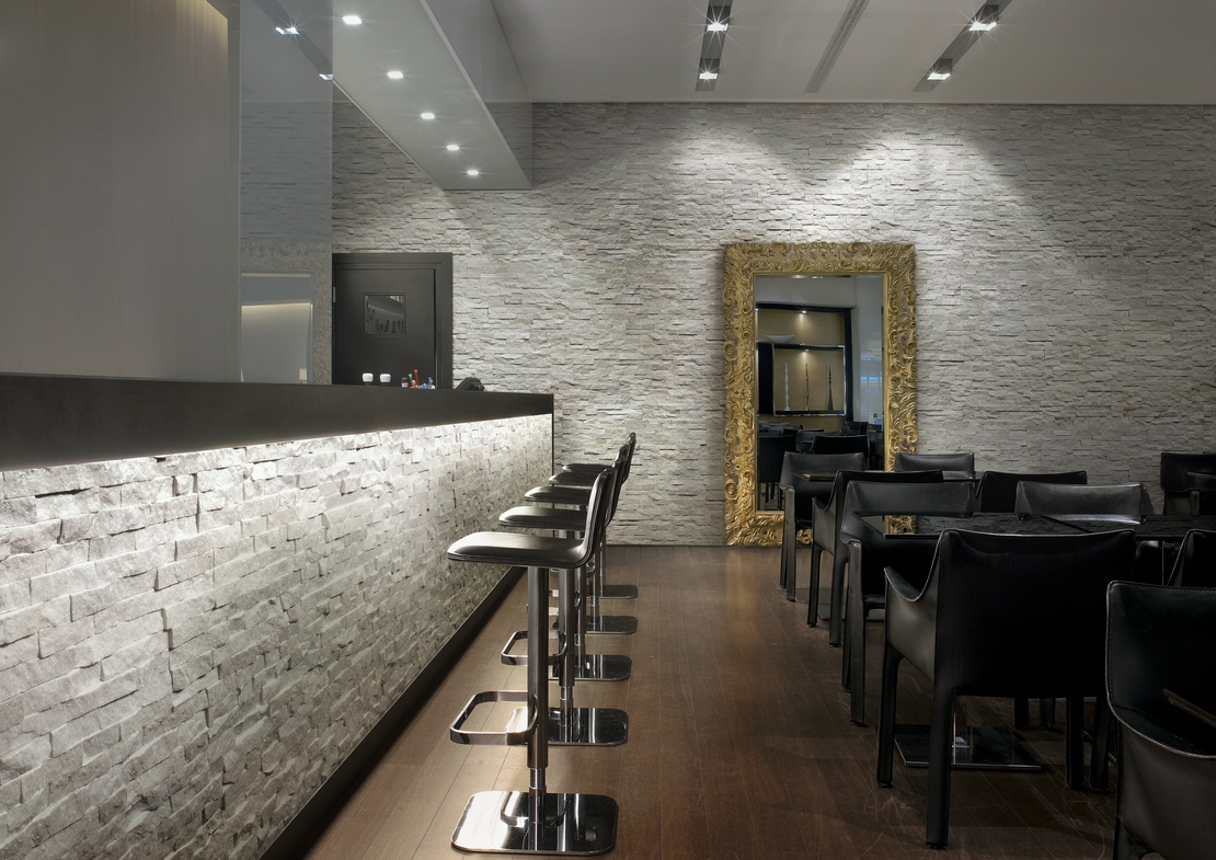 Ristorante-Bar con rivestimento effetto pietra naturale bianca - Ambienti Iperceramica