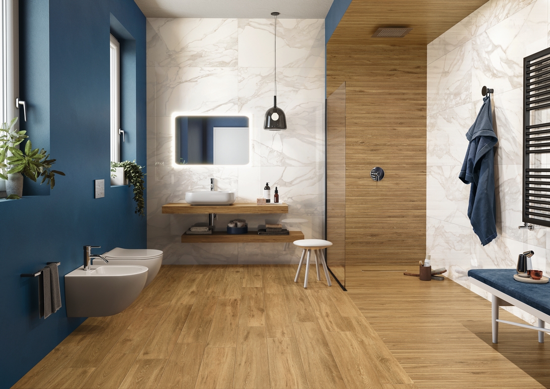Salle de bains moderne de luxe avec douche. Effet marbre blanc classique et bois rustique. - Inspirations Iperceramica