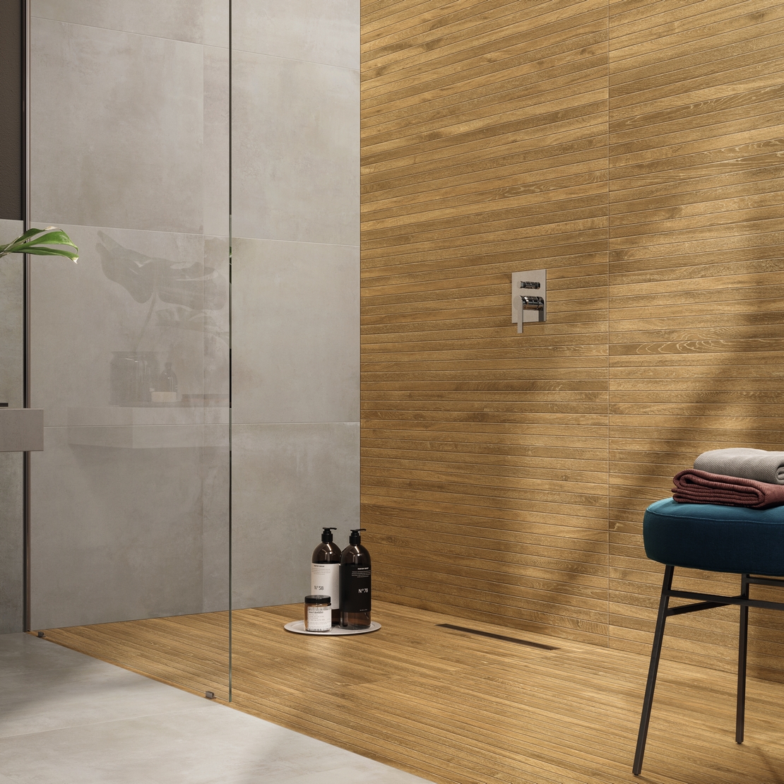 Salle de bains moderne style industriel avec douche, effet béton gris et bois de luxe. - Inspirations Iperceramica