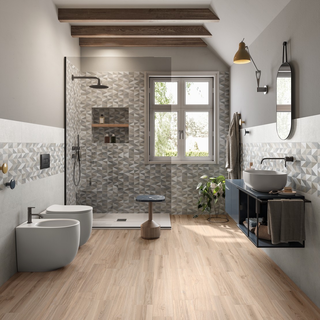 Bagno moderno con pavimento effetto legno e rivestimento effetto carta da parati - Ambienti Iperceramica