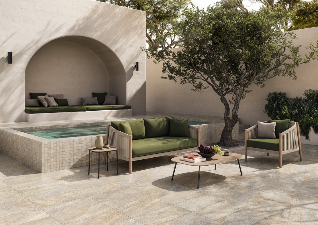 Moderner Außenbereich mit Garten, Mosaik Schwimmbad und beigem Boden in Steinoptik - Inspirationen Iperceramica