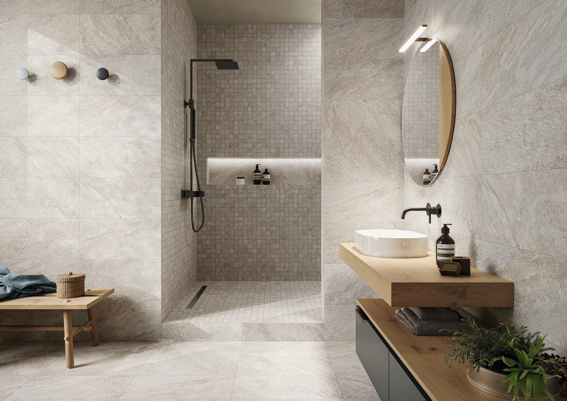 Bagno di lusso minimalista con doccia, pavimento e rivestimento effetto pietra grigio beige - Ambienti Iperceramica