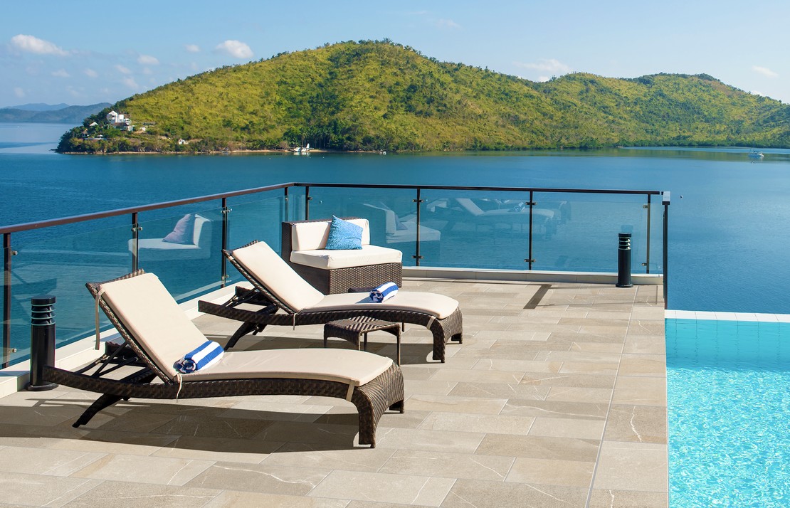 Terrasse moderne avec piscine, sol effet pierre - Inspirations Iperceramica