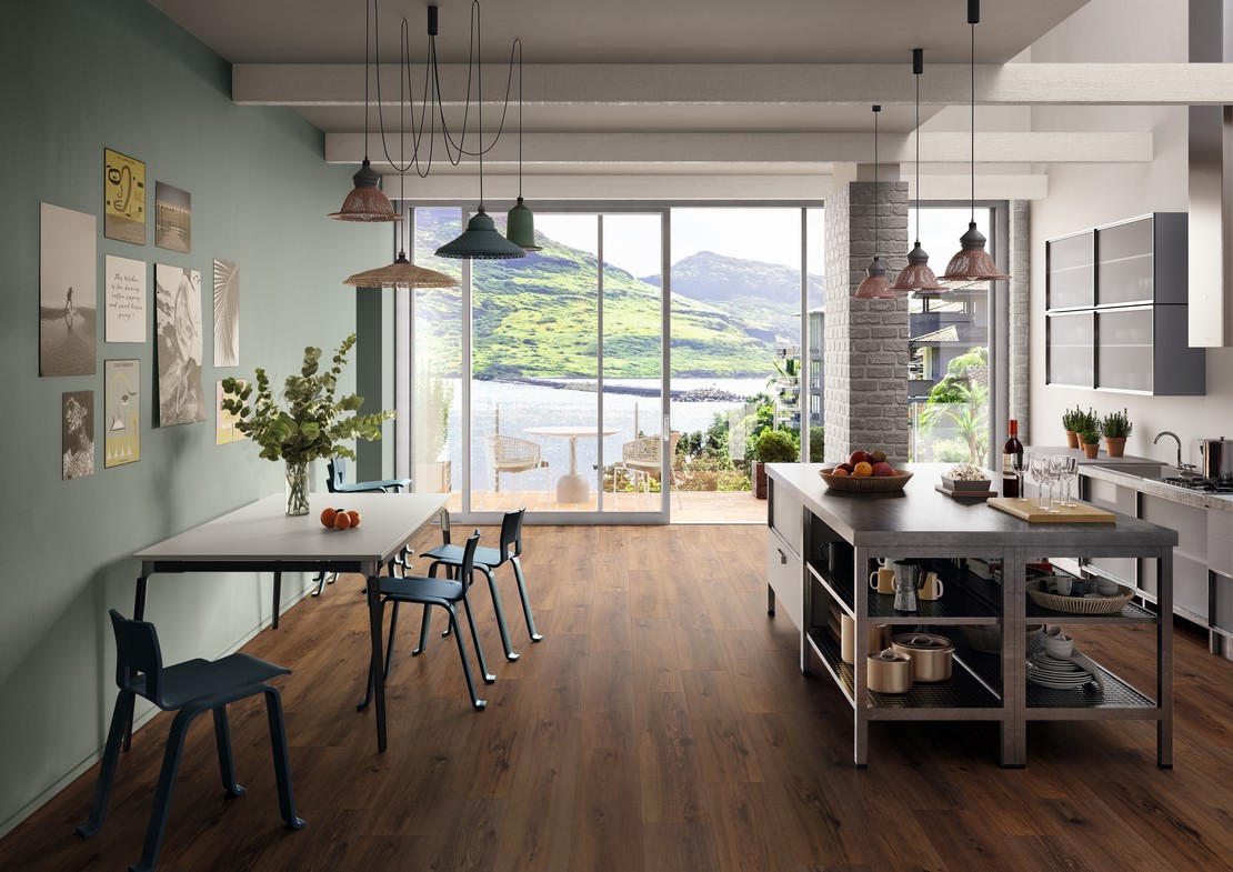 Cuisine moderne au style industriel avec îlot et sol effet bois marron foncé - Inspirations Iperceramica