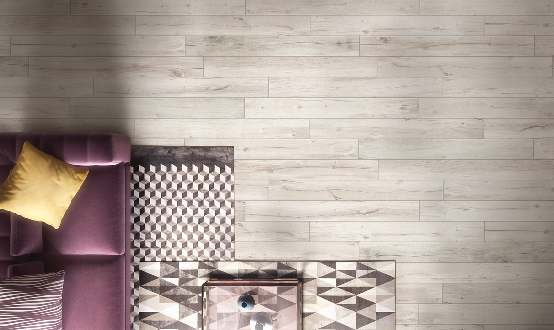 Modernes Wohnzimmer: Elegantes graues Feinsteinzeug in Holzoptik - Inspirationen Iperceramica