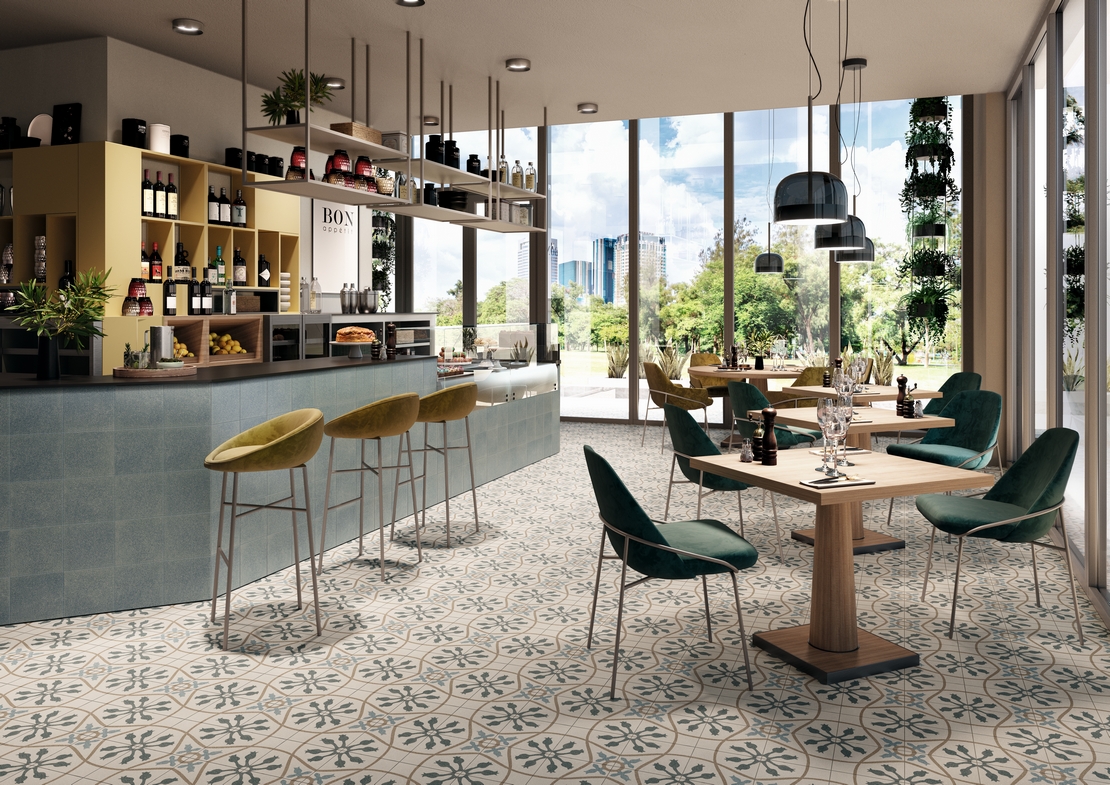Modernes Restaurant mit Cafe, beigem Feinsteinzeug und Weiß- und Blautönen - Inspirationen Iperceramica