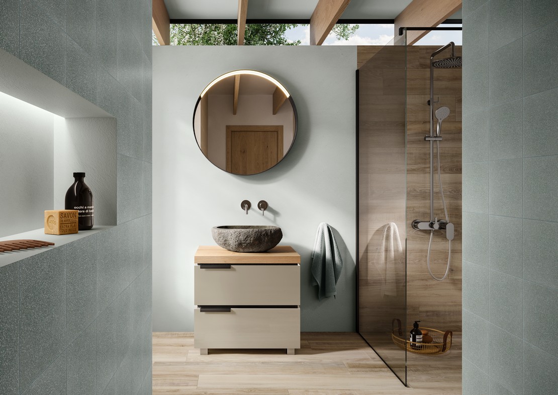 Petite salle de bains étroite et longue avec sol effet bois et carrelage mural effet carreaux de ciment - Inspirations Iperceramica