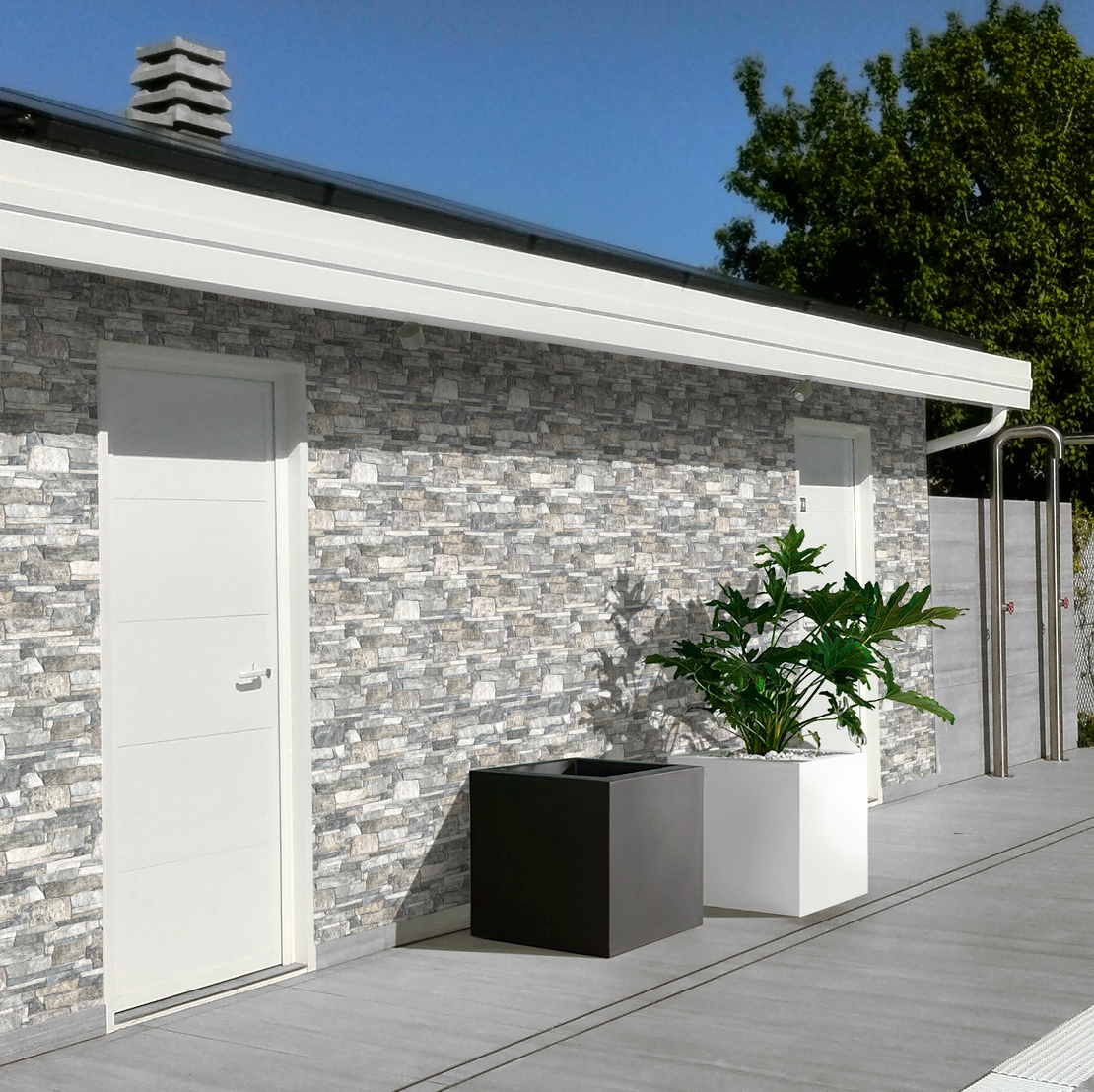 Terrasse mit Wandverkleidung mit grauen Fliesen in Natursteinoptik für einen rustikalen Hauch - Inspirationen Iperceramica