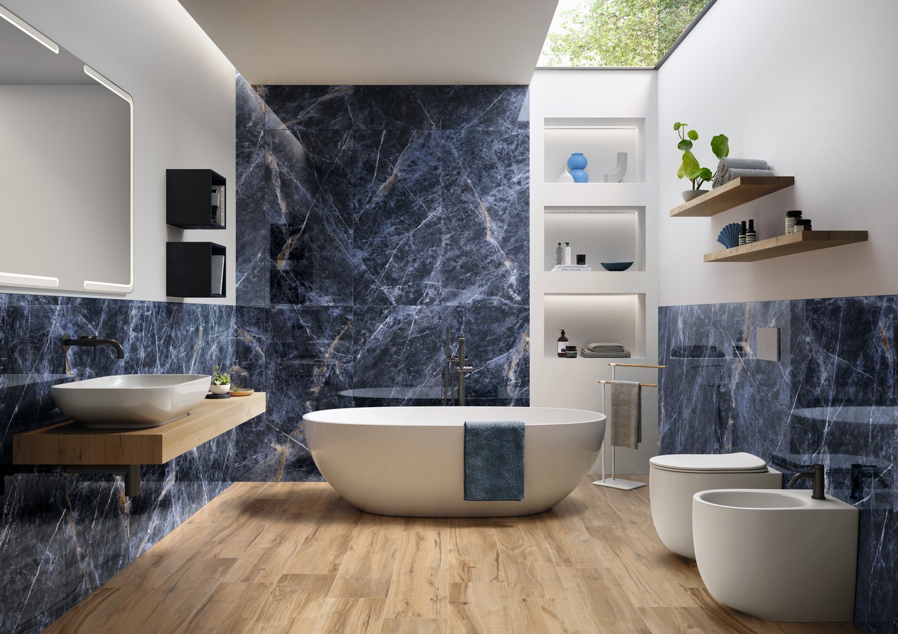 Salle de bains moderne avec baignoire. Grès cérame effet bois et marbre bleu et beige. - Inspirations Iperceramica