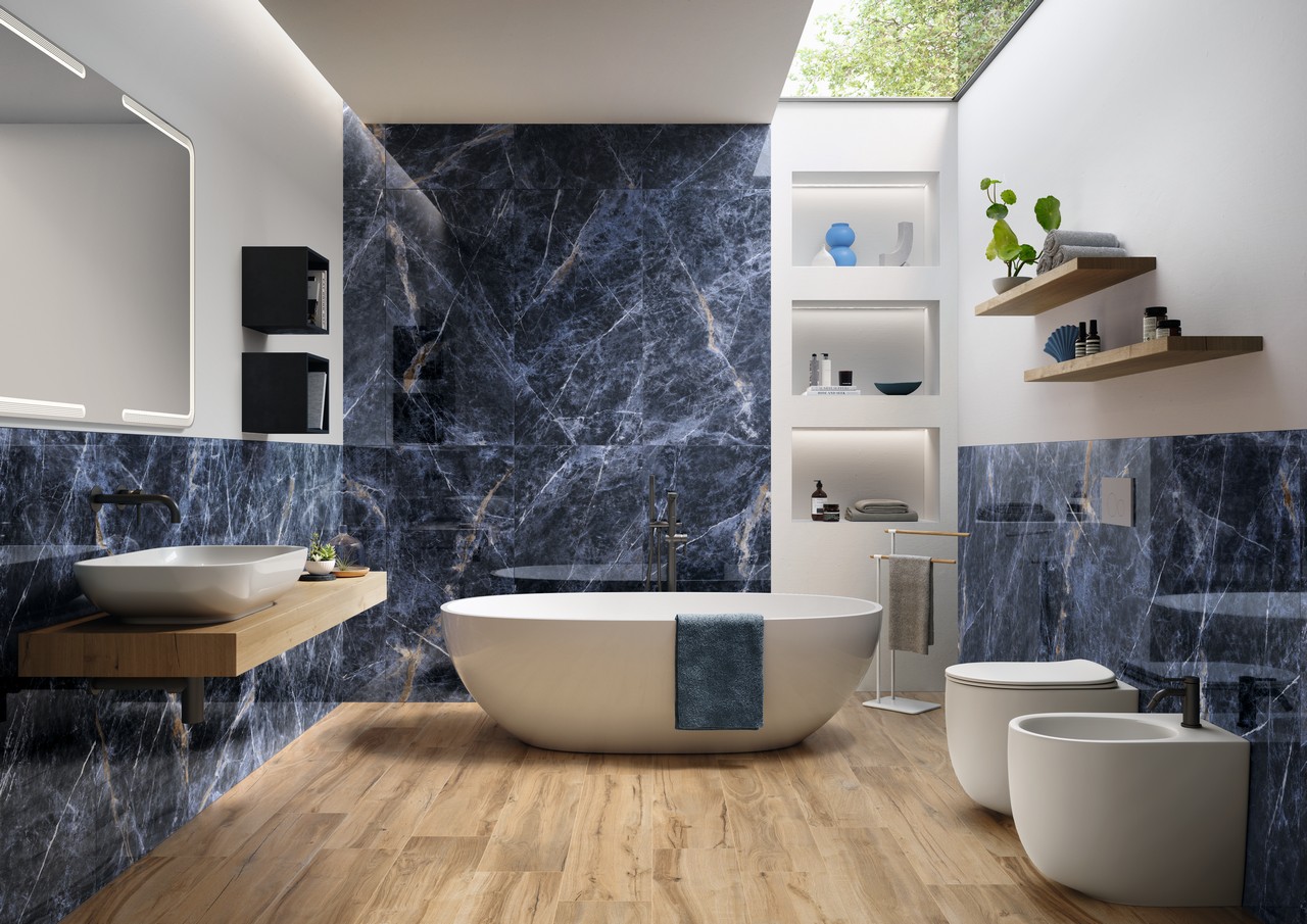 Modernes Badezimmer mit Badewanne. Feinsteinzeug in Holzoptik und blauer und beiger Marmor. - Inspirationen Iperceramica