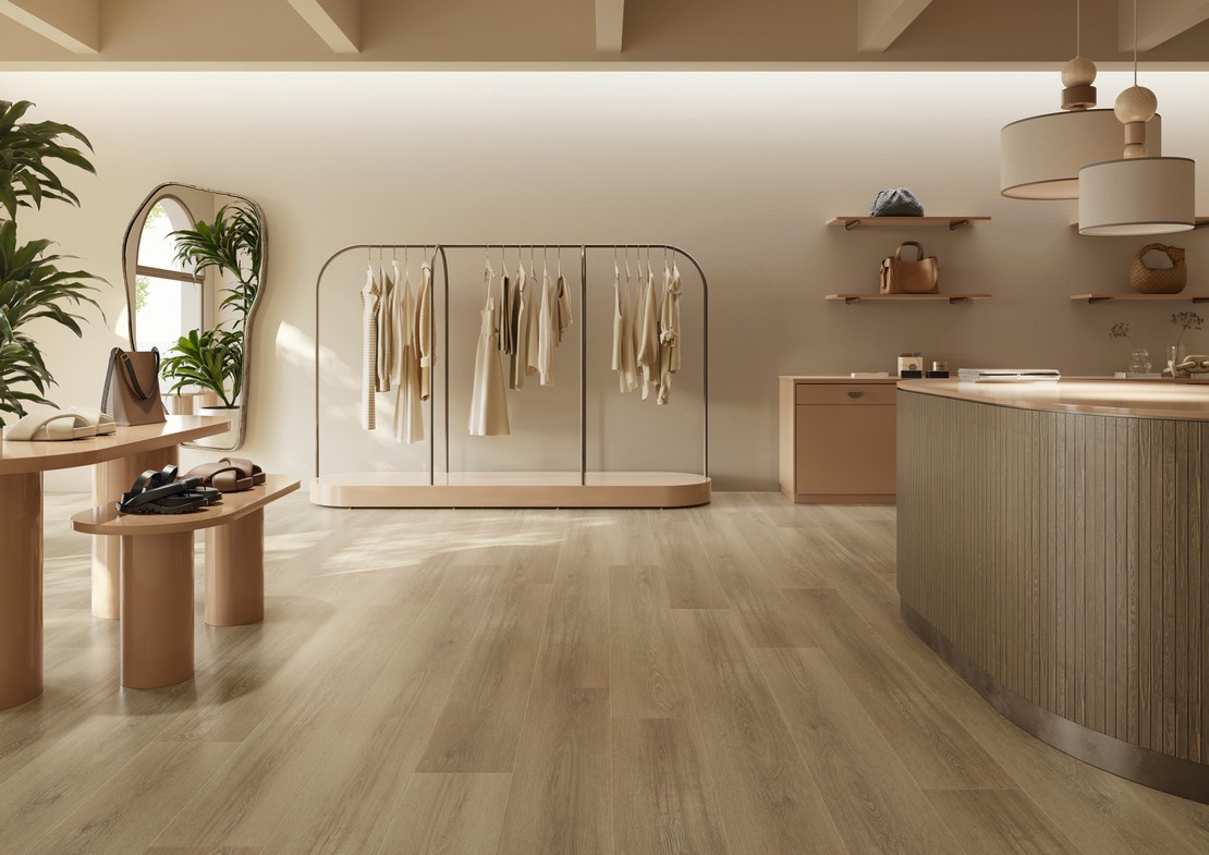 Negozio moderno sui toni del beige con pavimento effetto legno chiaro - Ambienti Iperceramica