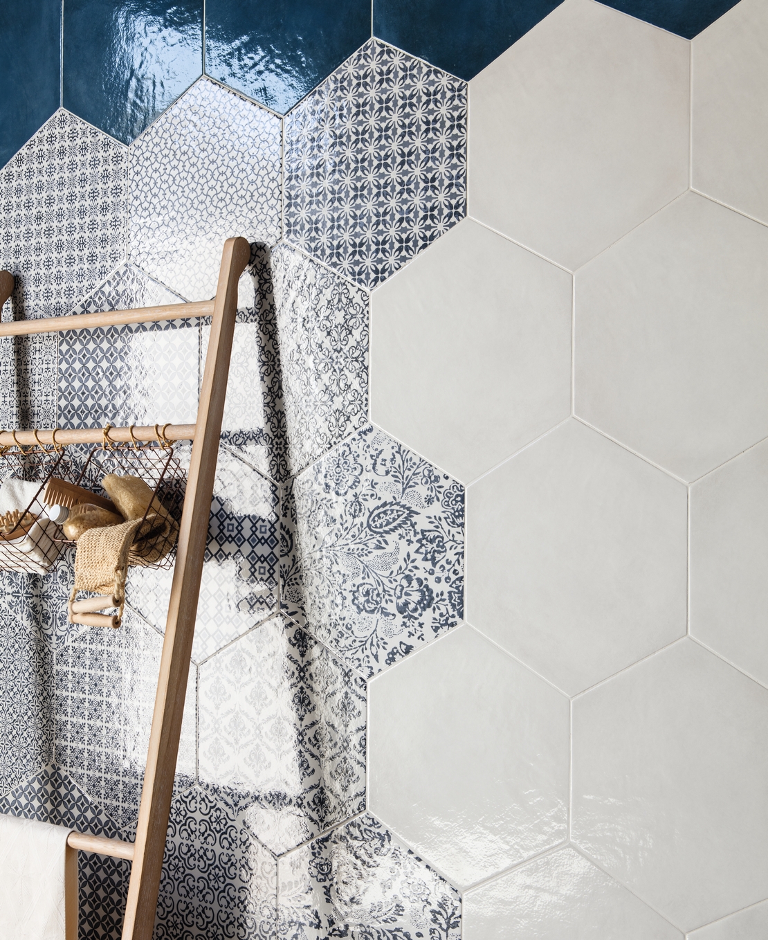 Salle de bains moderne colorée. Hexagone bleu et blanc avec motif vintage de luxe. - Inspirations Iperceramica