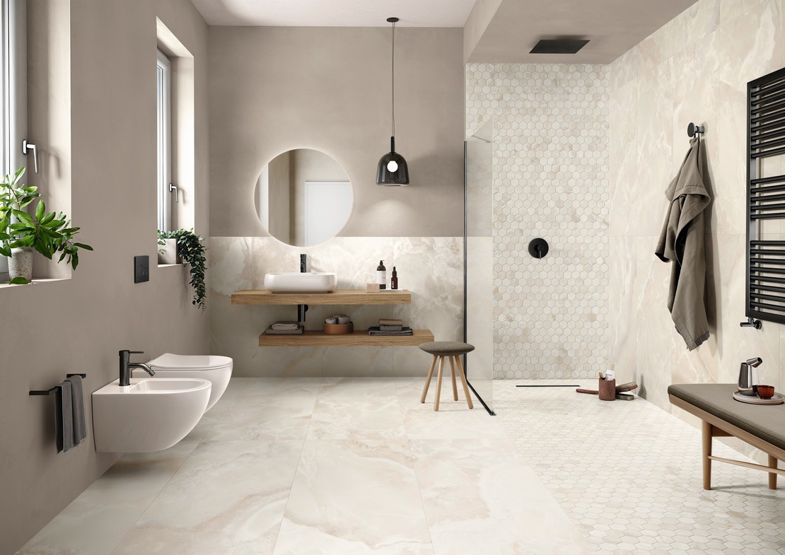 Salle de bains élégante avec douche tons blancs mats - Inspirations Iperceramica