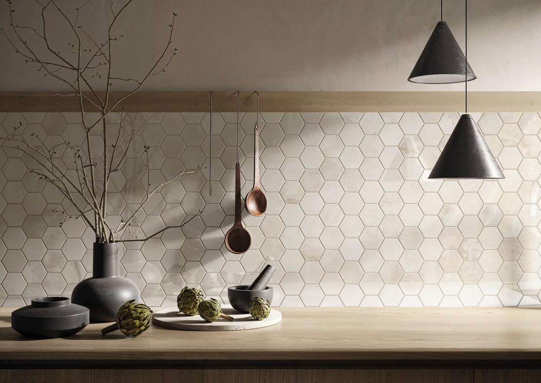 Cuisine moderne linéaire crédence avec mosaïque hexagonale en grès cérame effet marbre blanc - Inspirations Iperceramica