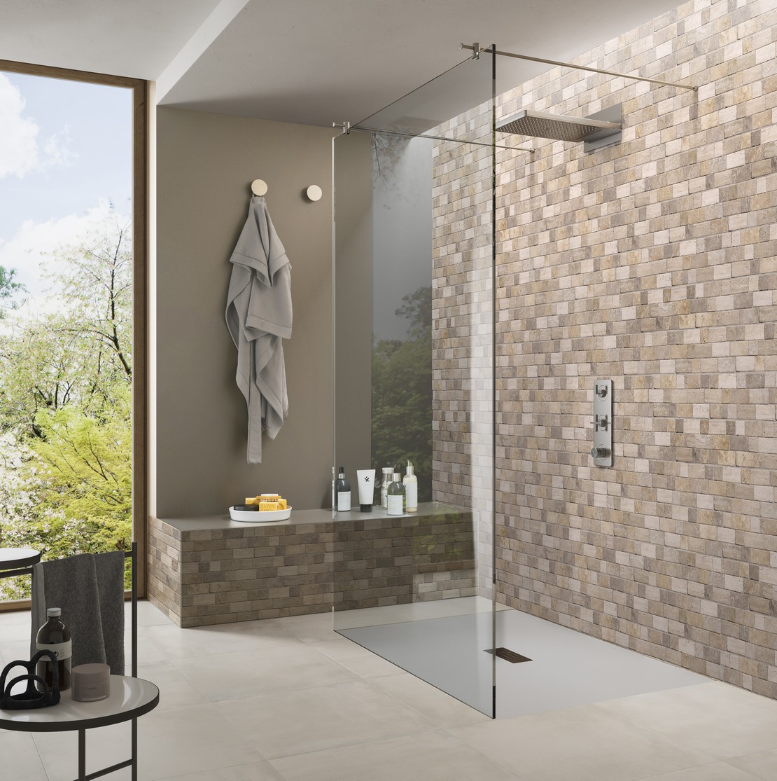 Salle de bains moderne minimaliste avec revêtement de douche effet pierre - Inspirations Iperceramica
