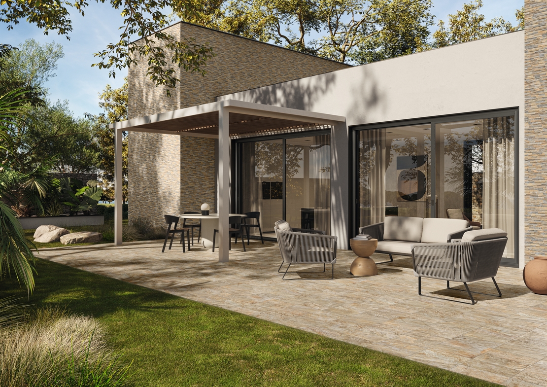 Moderne Terrasse, beiger Feinsteinzeugboden in Steinoptik mit warmen Farbtönen - Inspirationen Iperceramica