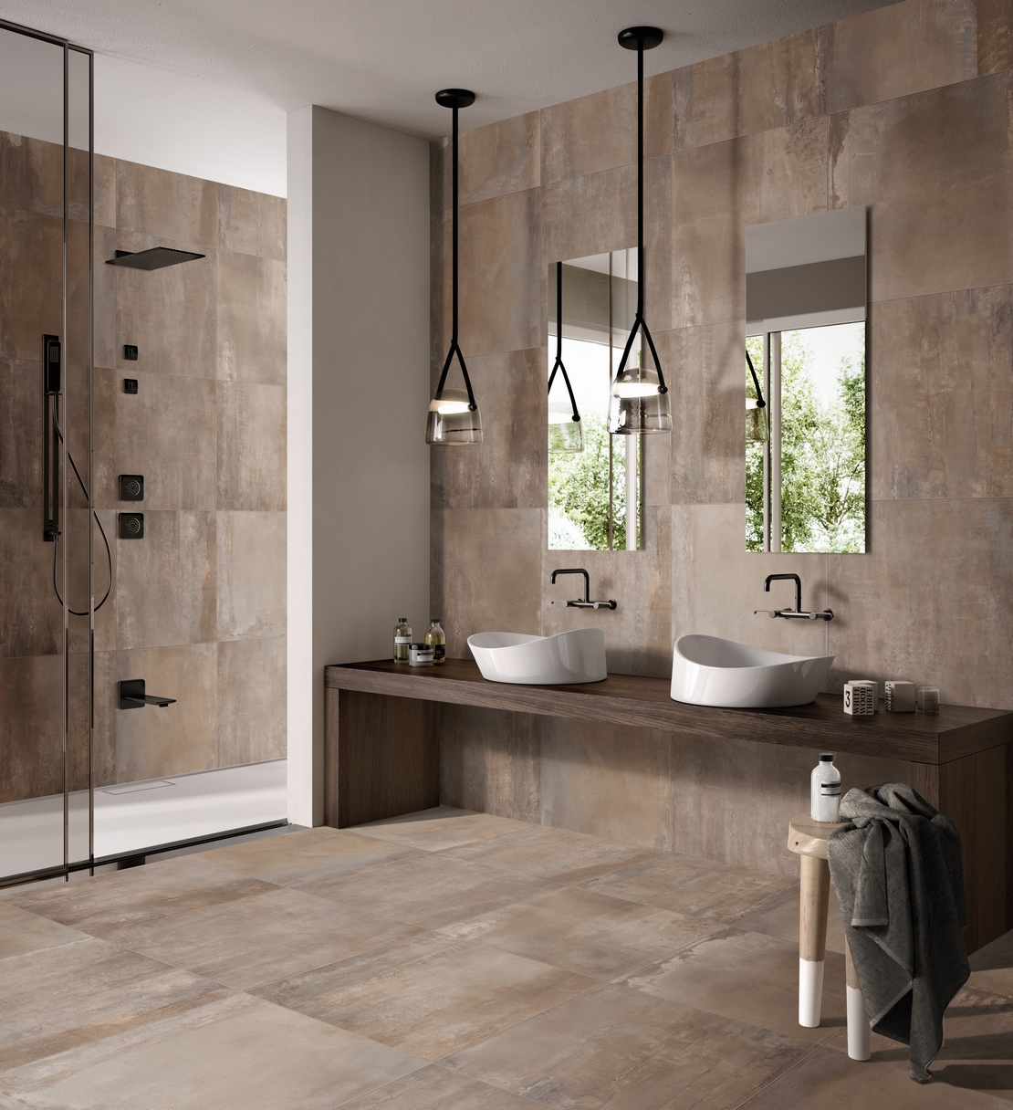 Badezimmer im Industriestil mit Dusche. Minimalistischer beiger Metalleffekt - Inspirationen Iperceramica