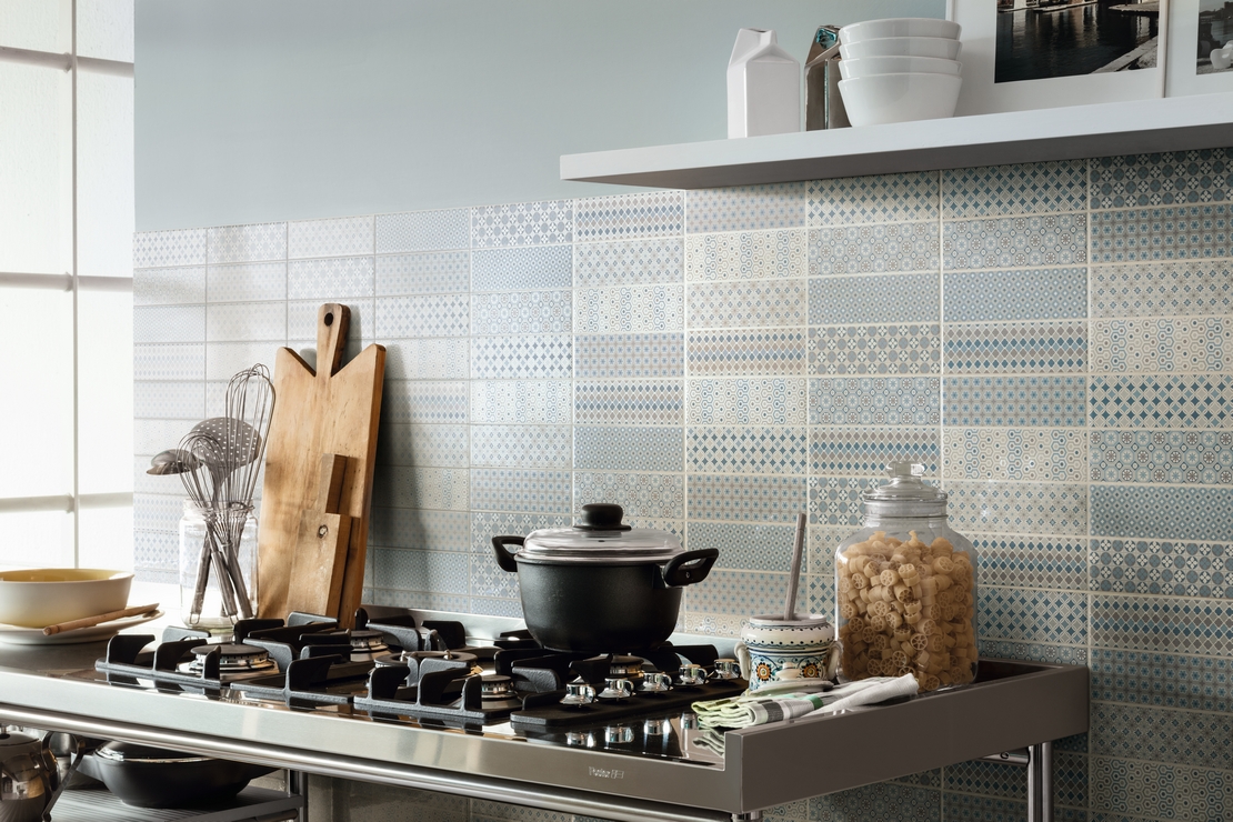 Cucina vintage lineare piccola piastrelle decorate blu - Ambienti Iperceramica