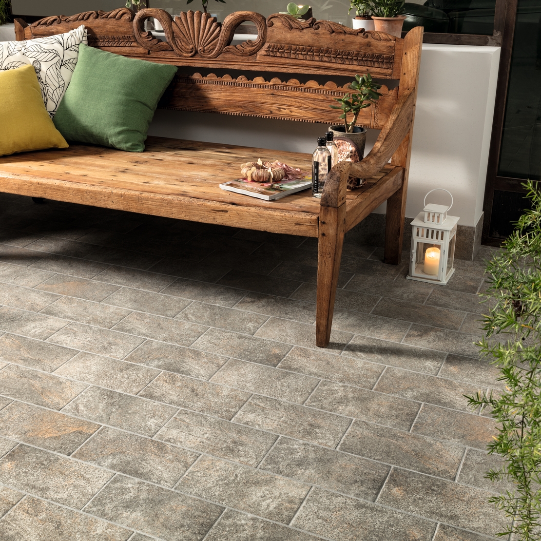 Rustikaler Balkon in warmen Tönen, grauer Feinsteinzeugboden mit Steinoptik - Inspirationen Iperceramica