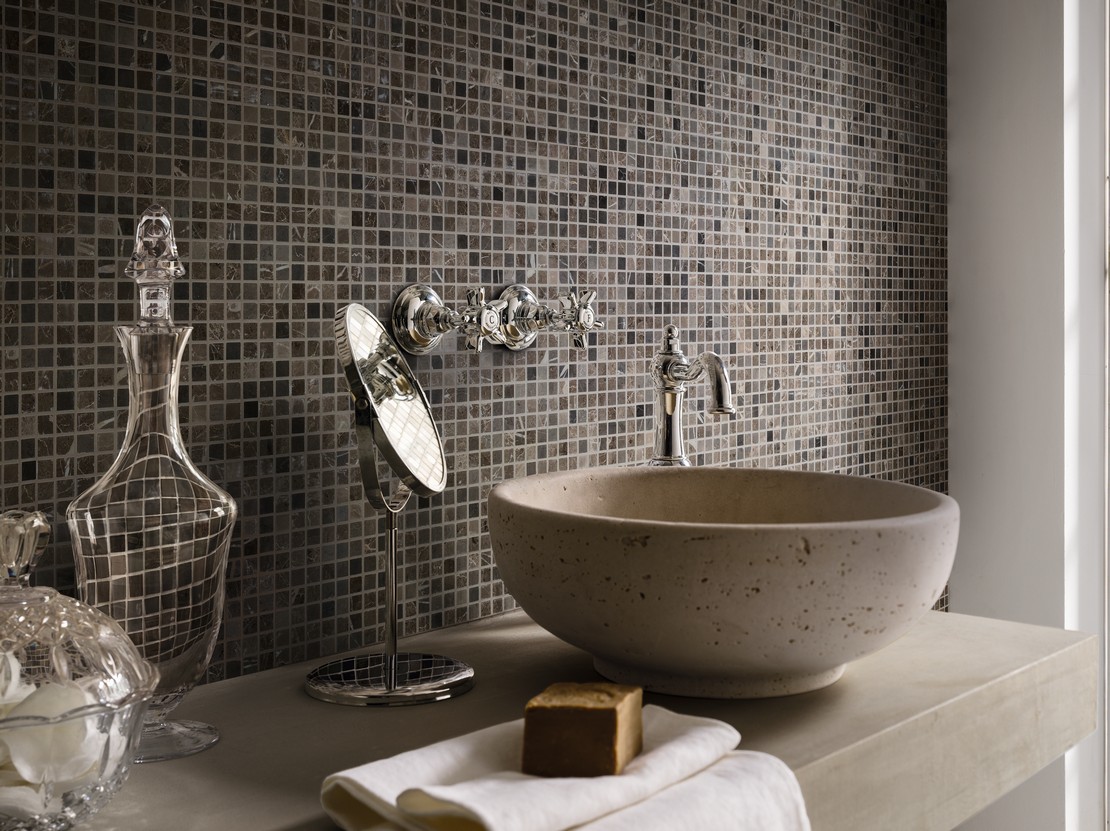 Luxuriöses modernes klassisches Badezimmer,graues Mosaik in Marmoroptik  - Inspirationen Iperceramica