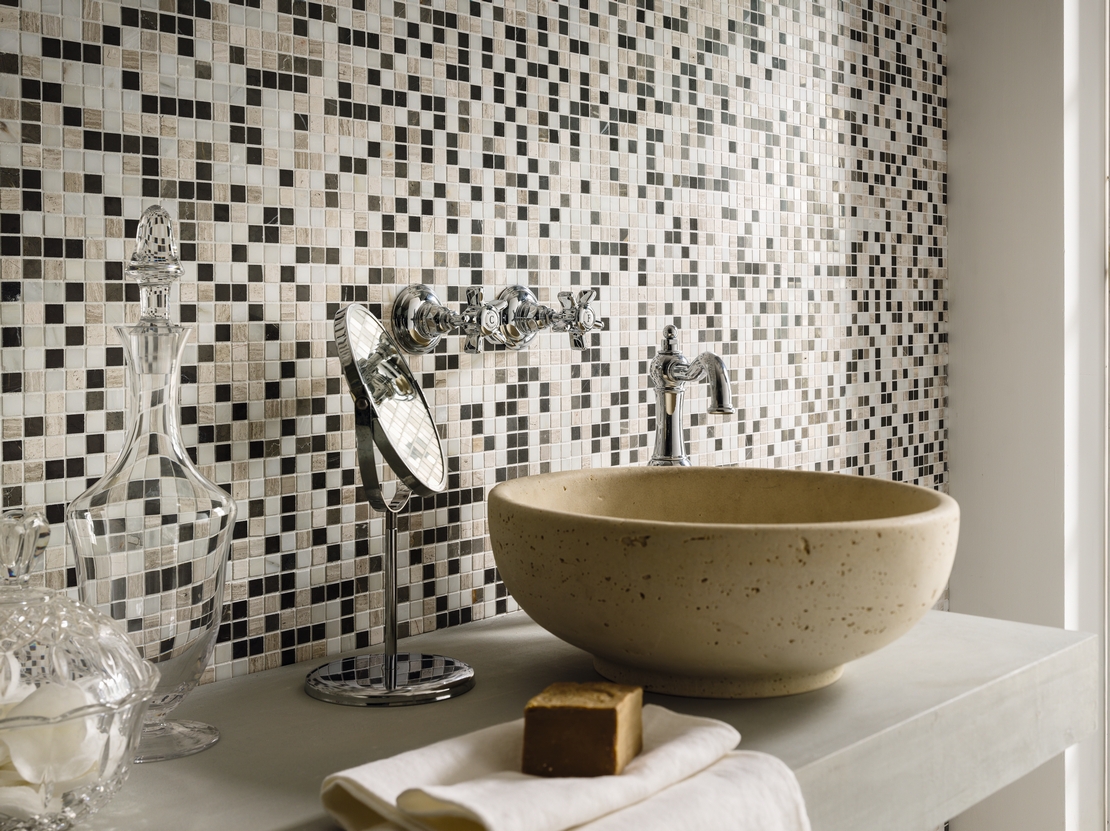 Bagno classico di lusso. Un tocco vintage grazie al mosaico nero bianco e beige - Ambienti Iperceramica