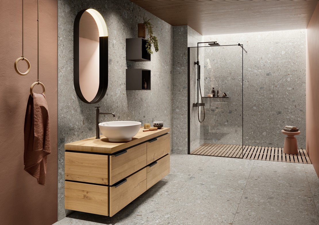 Bagno moderno con pavimento effetto pietra grigio - Ambienti Iperceramica