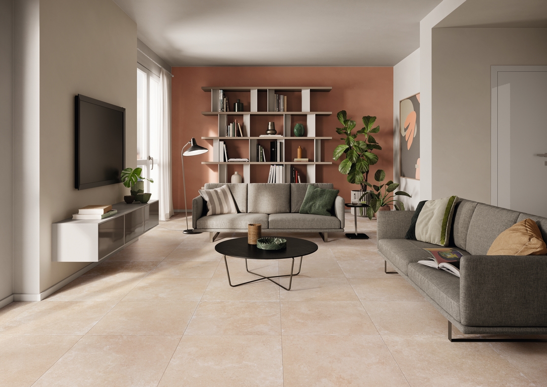 Soggiorno moderno, pavimento effetto pietra beige e toni de rosso per un tocco elegante - Ambienti Iperceramica