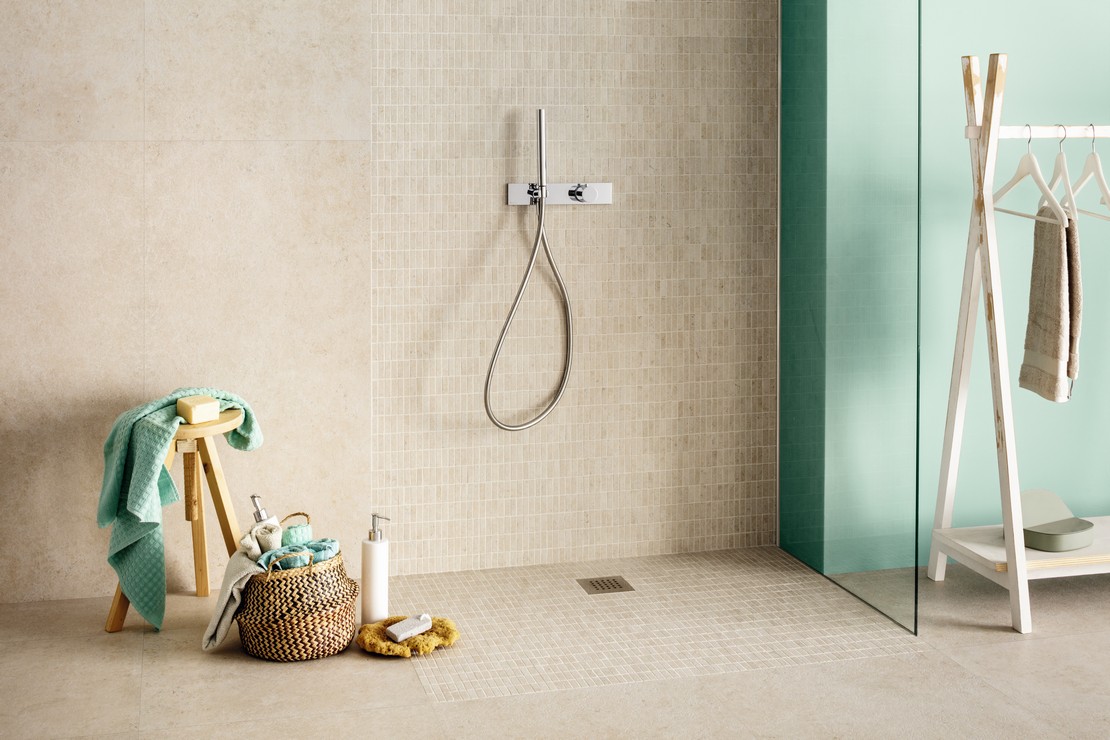 Bagno moderno con pavimenti in gres effetto pietra beige - Ambienti Iperceramica