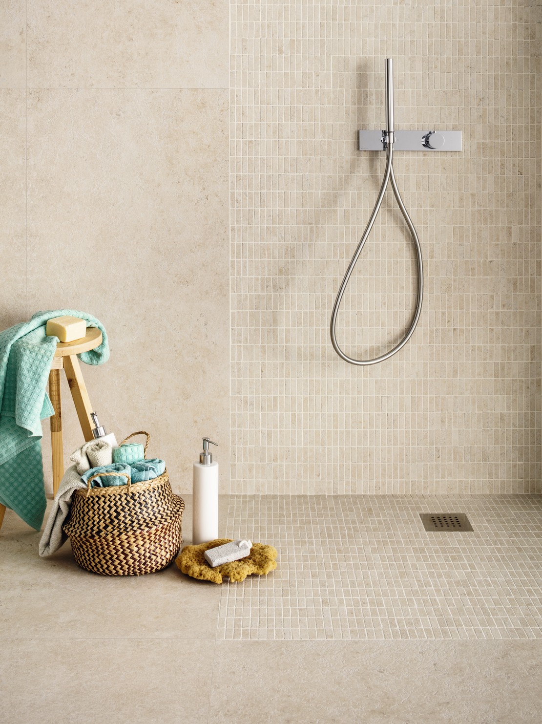 Modernes Badezimmer mit Dusche, Böden und Wände Steinoptik Beige - Inspirationen Iperceramica