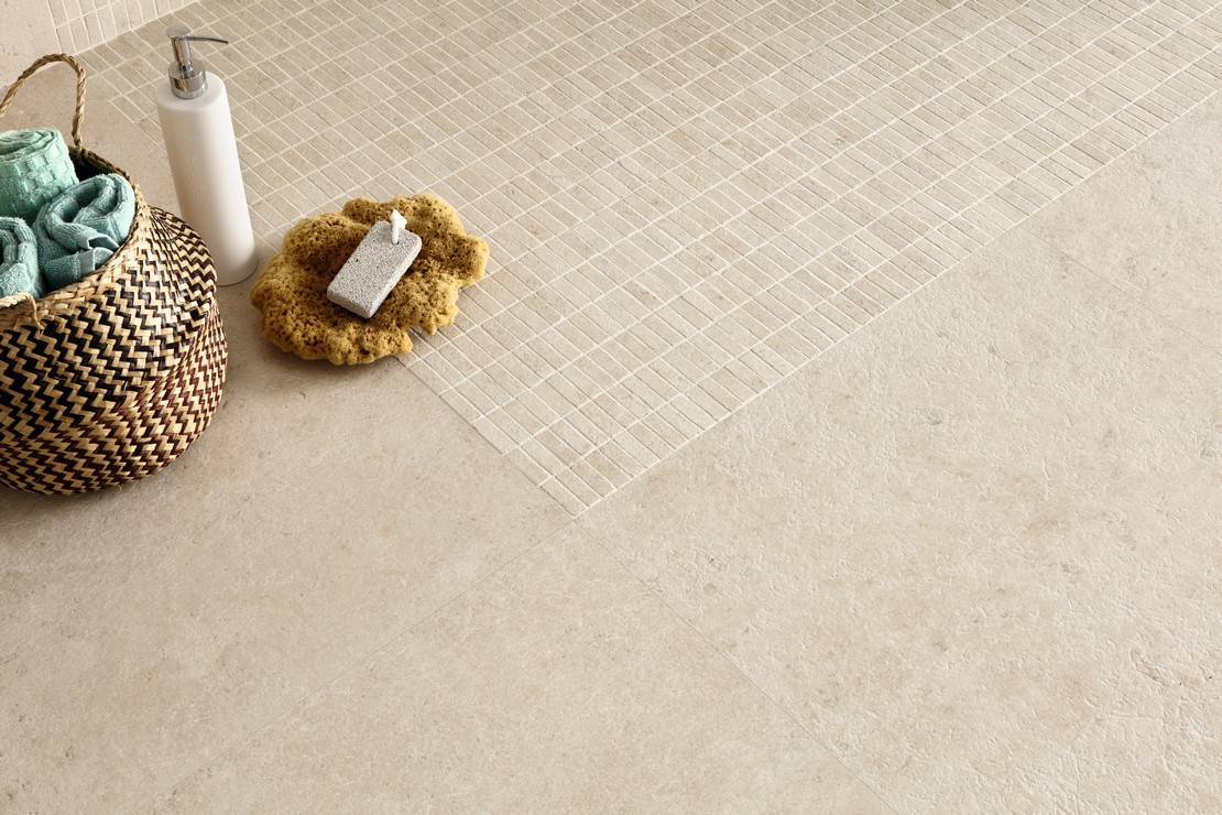 Modernes Badezimmer mit beigefarbenen Mosaikfliesen in der Dusche im rustikalen Stil - Inspirationen Iperceramica