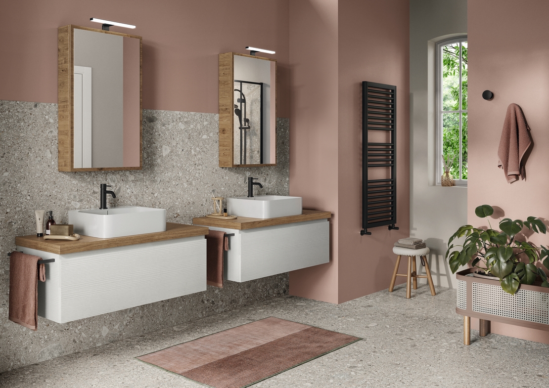 Salle de bains colorée moderne. Mur rose, effet pierre grise, un style industriel parfait. - Inspirations Iperceramica
