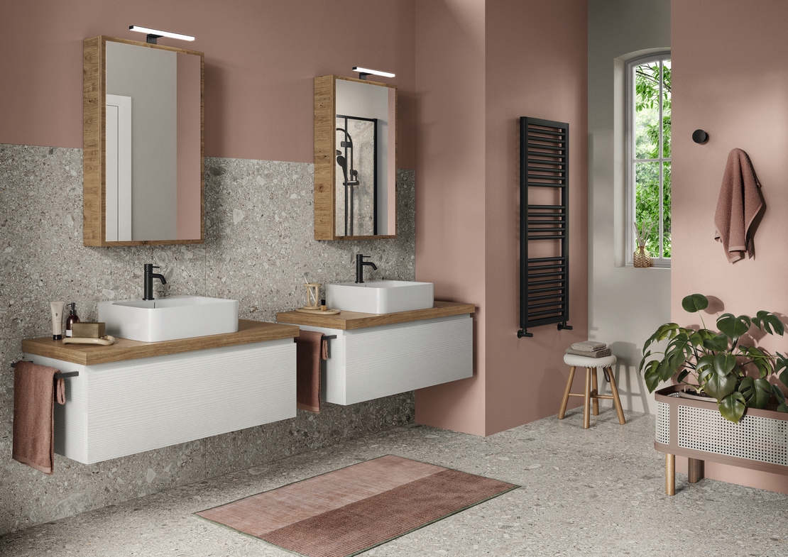 Modernes farbiges Badezimmer. Rosa Wände, graue Steinoptik, perfekter industrieller Stil - Inspirationen Iperceramica