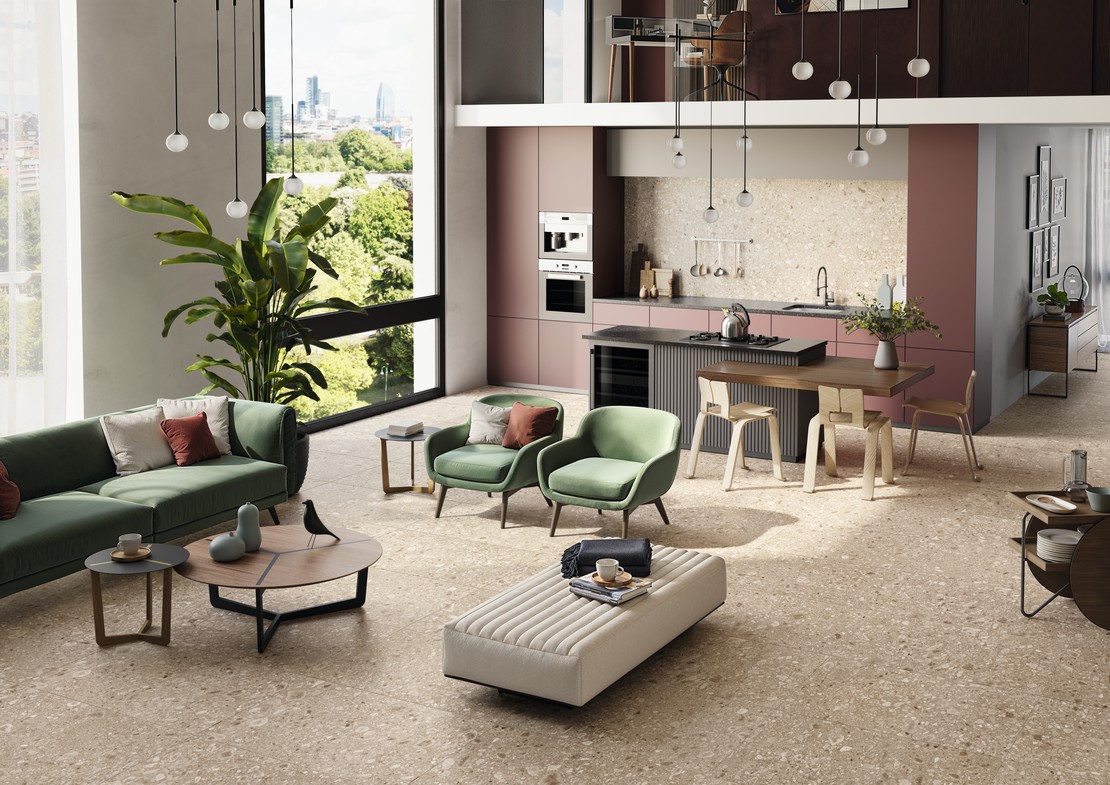Séjour de luxe open space avec sol effet terrazzo beige - Inspirations Iperceramica