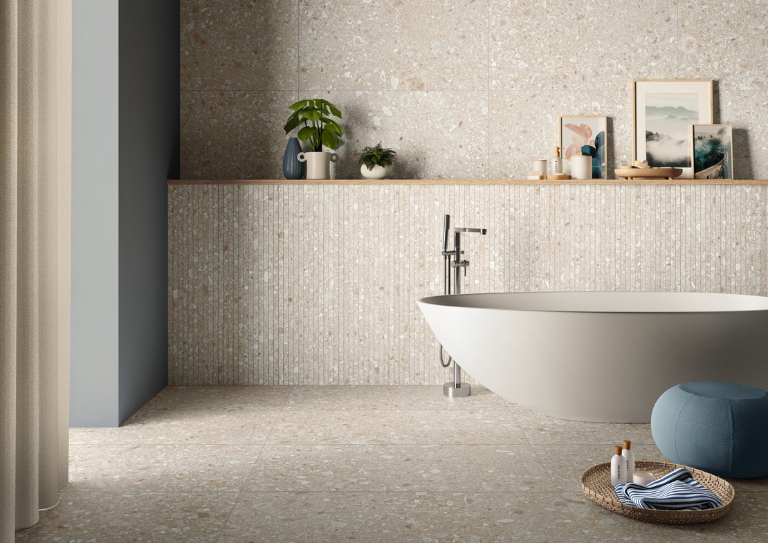 Salle de bains classique minimaliste avec baignoire, effet pierre Ceppo di Grè blanc - Inspirations Iperceramica