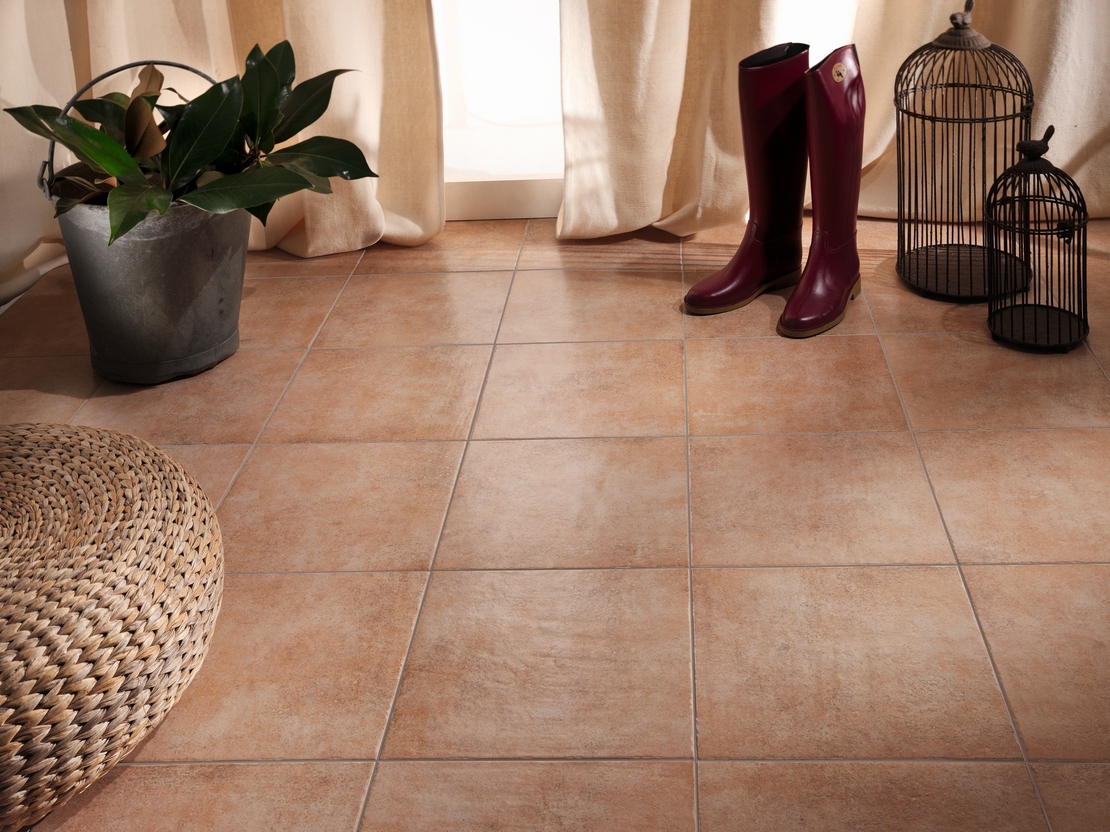 Klassisches Wohnzimmer mit rustikalem Feinsteinzeugboden in Cotto-Optik - Inspirationen Iperceramica