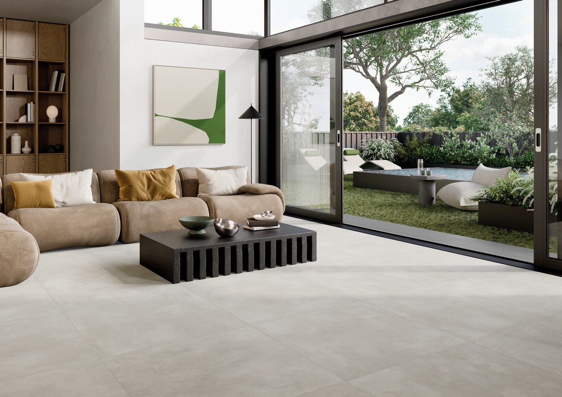 Soggiorno moderno di lusso minimale con pavimento effetto cemento grigio chiaro - Ambienti Iperceramica