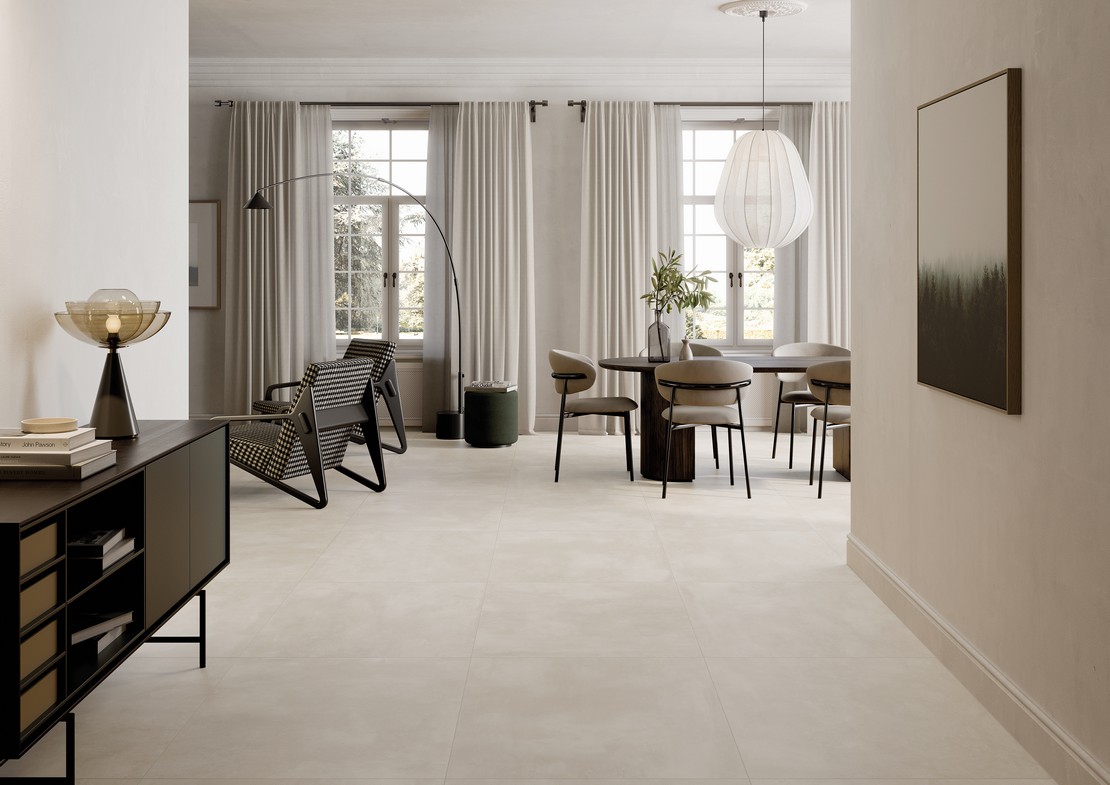 Soggiorno moderno di lusso con pavimento effetto cemento beige - Ambienti Iperceramica