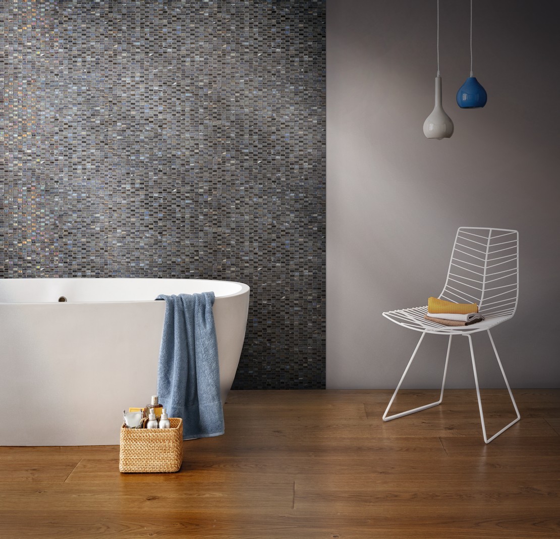 Bagno moderno minimalista di lusso con vasca, mosaico nero, pavimento effetto legno - Ambienti Iperceramica