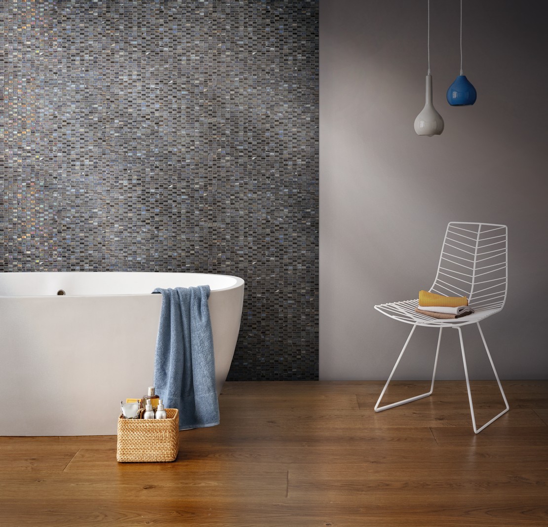 Salle de bains moderne minimaliste de luxe avec baignoire, mosaïque noire, sol effet bois - Inspirations Iperceramica
