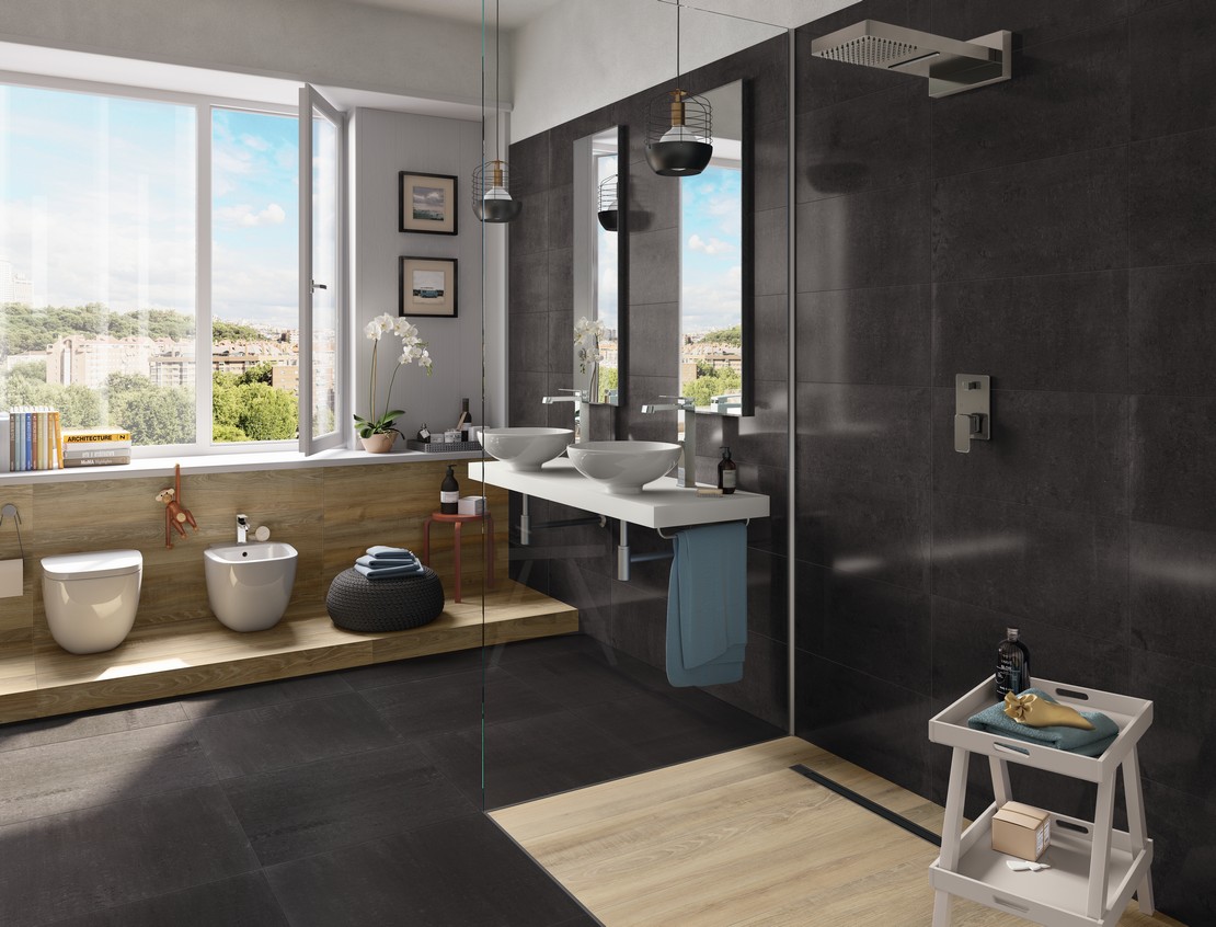 Bagno moderno di lusso con doccia e pavimento effetto cemento nero - Ambienti Iperceramica