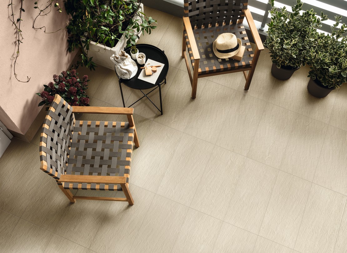 Balcone tradizionale con pavimento effetto pietra beige - Ambienti Iperceramica