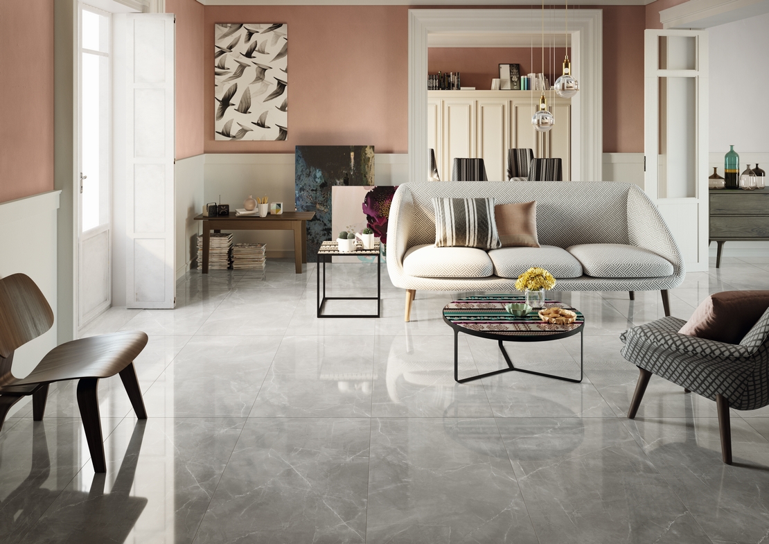 Soggiorno moderno: pavimento gres effetto marmo grigio di lusso e toni del bianco - Ambienti Iperceramica