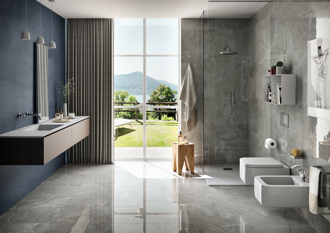 Modernes Badezimmer mit Dusche. Klassische graue Marmoroptik: minimalistisches und luxuriöses Badezimmer - Inspirationen Iperceramica