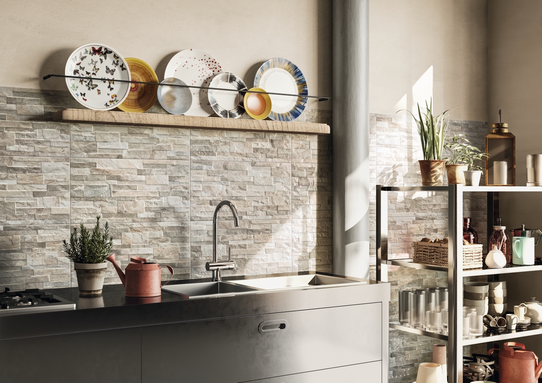 Kleine lineare moderne Küche: Steineffekt und beige, graue und weiße Wände für einen rustikalen Effekt - Inspirationen Iperceramica
