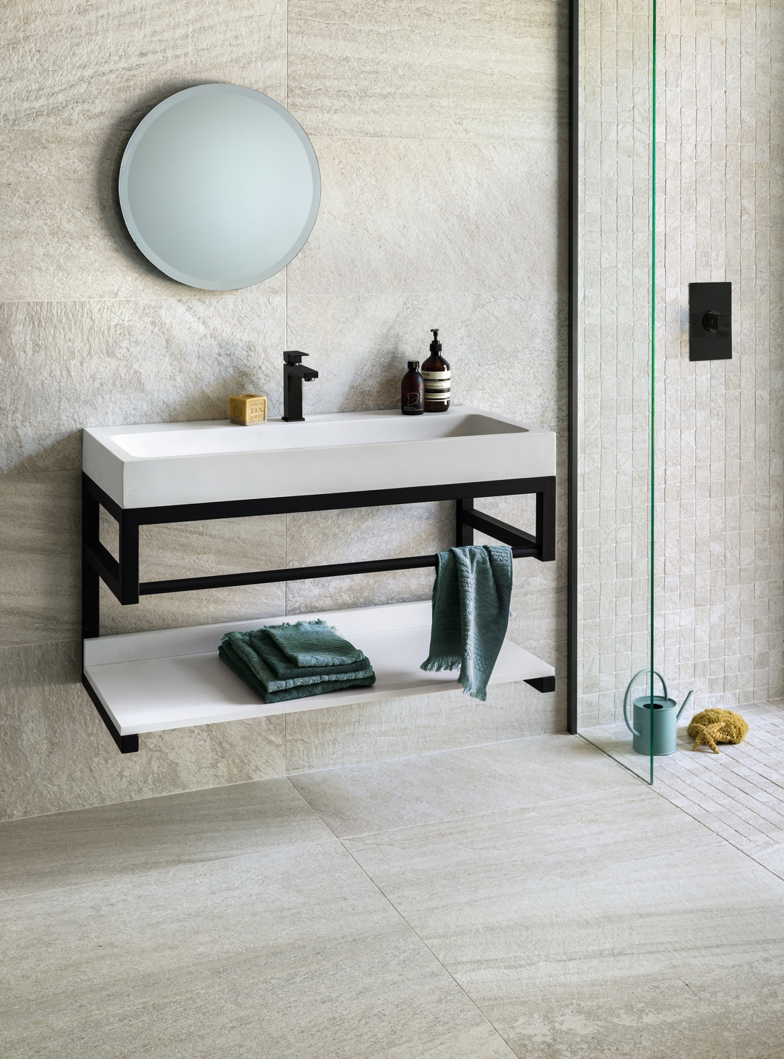 Minimalistisches Badezimmer mit Dusche. Moderne weiße Steinoptik - Inspirationen Iperceramica
