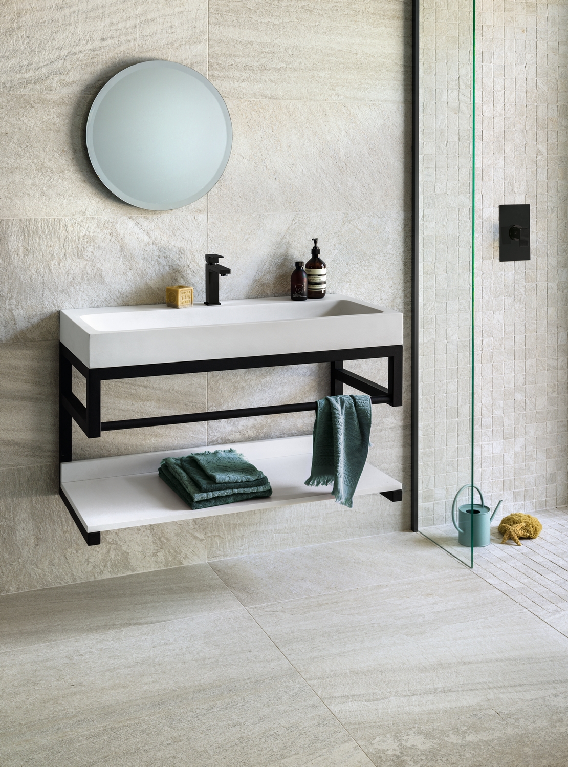 Bagno minimalista con doccia. Moderno effetto pietra bianca - Ambienti Iperceramica