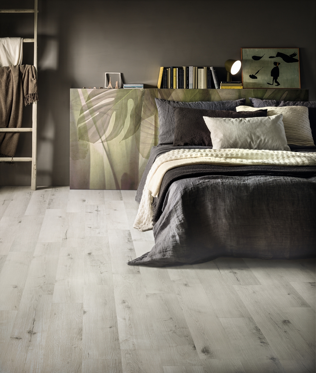 Modernes Schlafzimmer in Weiß und Grau, rustikaler PVC-Boden in Holzoptik - Inspirationen Iperceramica