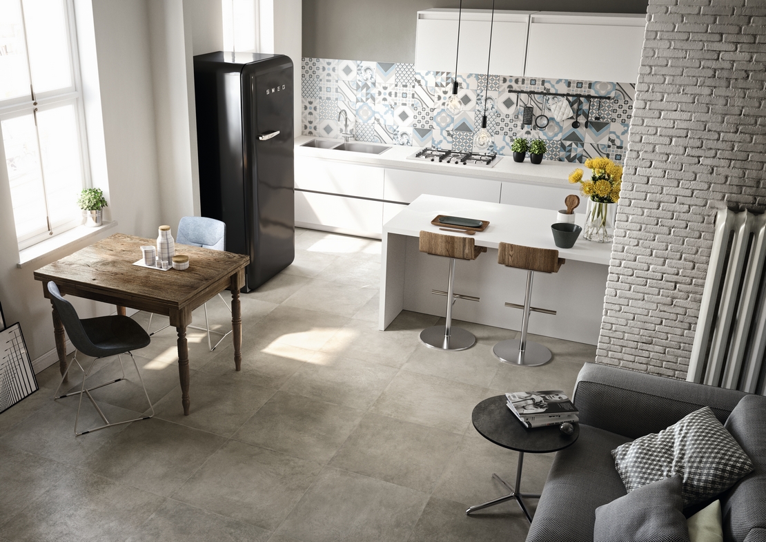 Moderne Küche mit Halbinsel: Zementoptik mit Grau-, Weiß- und Blautönen für einen industriellen Touch - Inspirationen Iperceramica