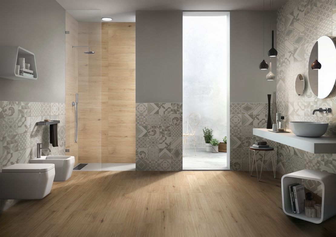 Salle de bains moderne avec douche. Imitation bois, carrelage vintage : une touche de luxe. - Inspirations Iperceramica